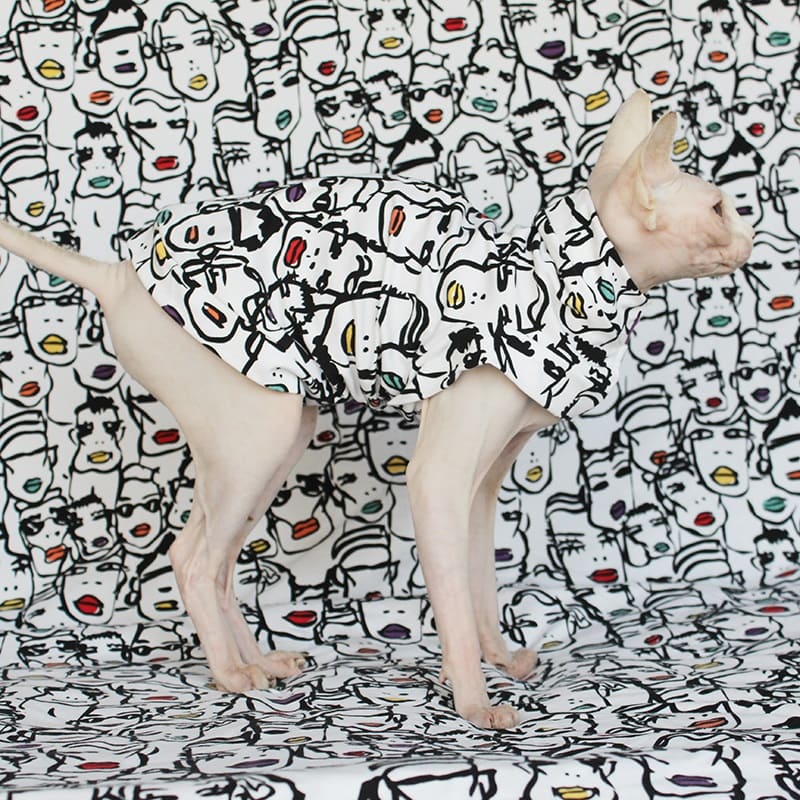 Gatto che indossa una camicia bianca-Sphynx indossa una camicia