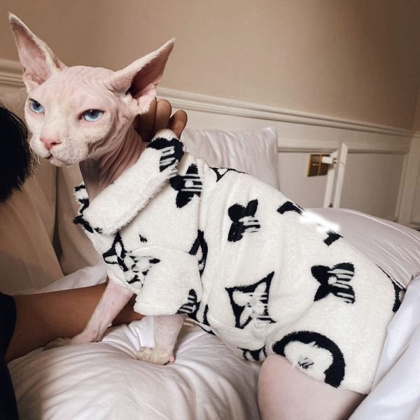 猫用LVパジャマ-スフィンクスがLVのパジャマを着用。