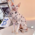 Camisetas con tatuajes para gatos-Sphynx viste camiseta con tatuajes