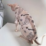 Tattoo-Shirts für Katzen-Sphynx trägt Tattoo-Shirt