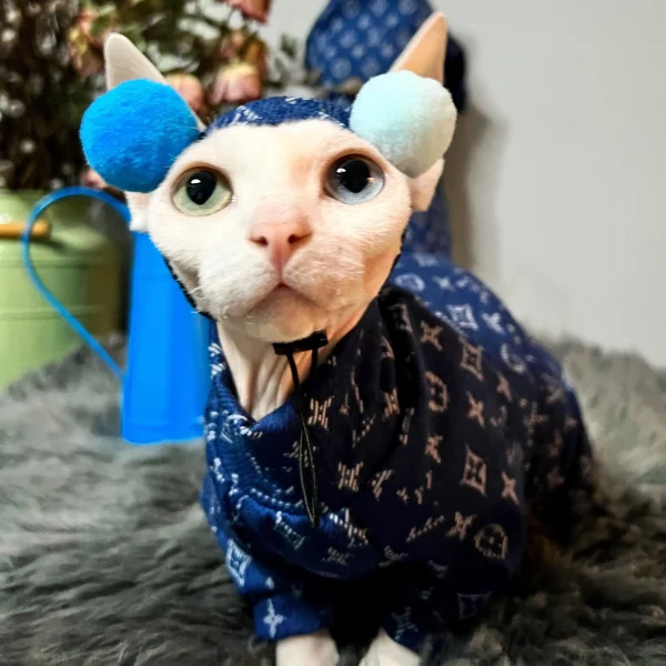 Джинсовая футболка Louis Vuitton для кошки сфинкса